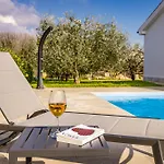 Oliva Serenity Pool Apartament *