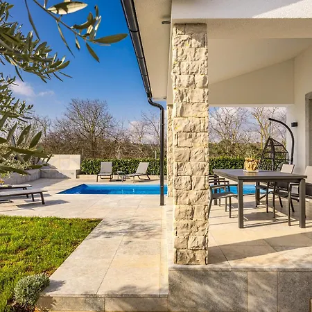 Oliva Serenity Pool Pomer